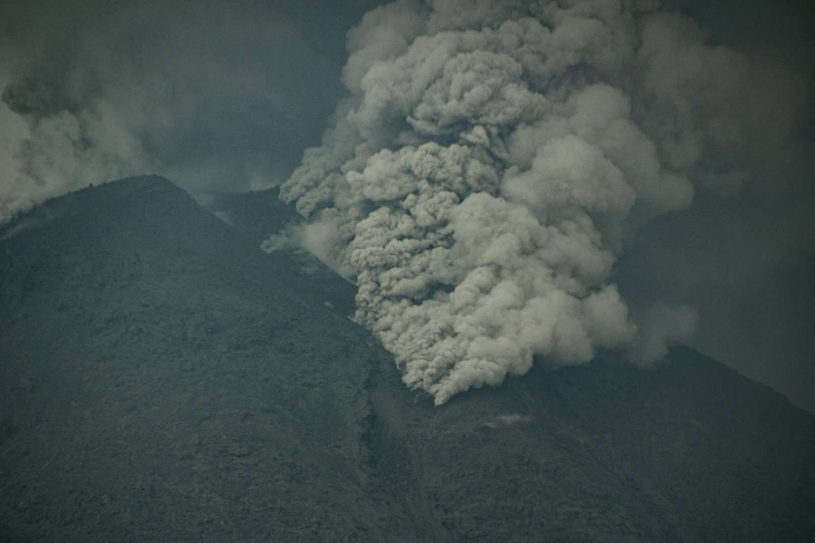 Gunung Lewotobi Laki-laki Erupsi, Semburkan Abu Vulkanik 800 Meter