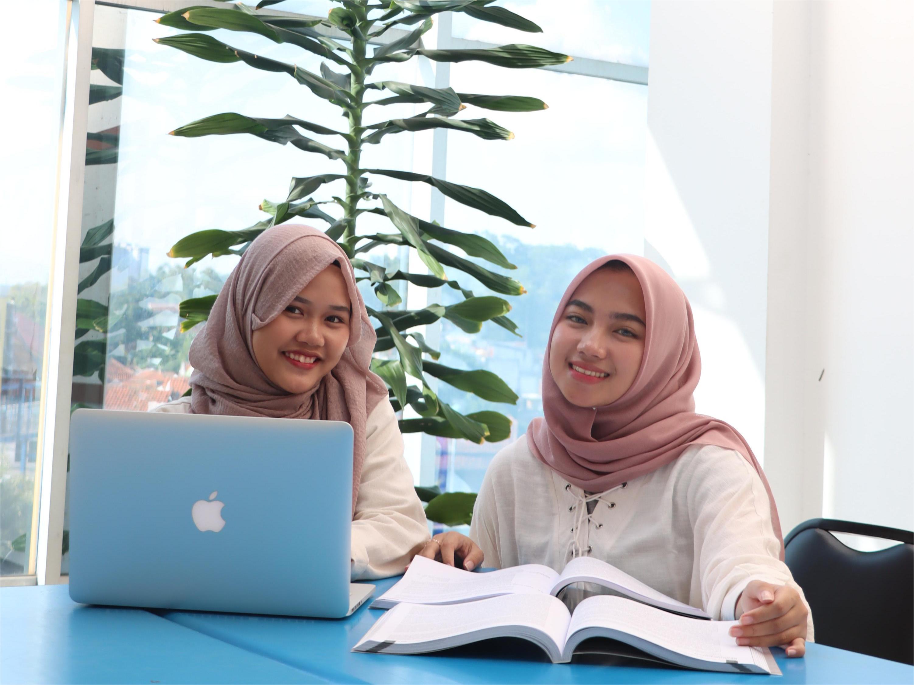 Bagaimana Mahasiswa Kampus Akreditasi Mampu Bersaing Global Berkat Bahasa Asing & Global Mindset? Ini Jawabannya!