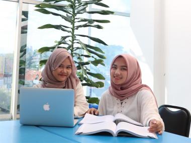 Mau Siap Bersaing di Dunia Kerja? Pilih Kampus Berakreditasi yang Bekali Kamu Bahasa Asing & Global Mindset!