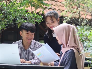 Benarkah Kampus Akreditasi Bikin Kamu Jago Bahasa Asing & Berpikiran Global? Ini Faktanya!