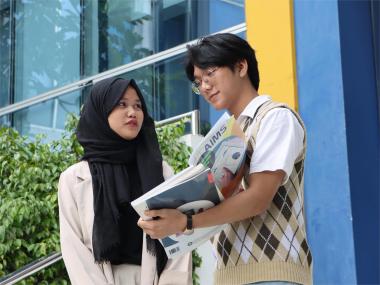 Cari Kampus Terbaik? Begini Cara Akreditasi Menyiapkan Mahasiswa dengan Skill Bahasa Asing & Global Mindset.
