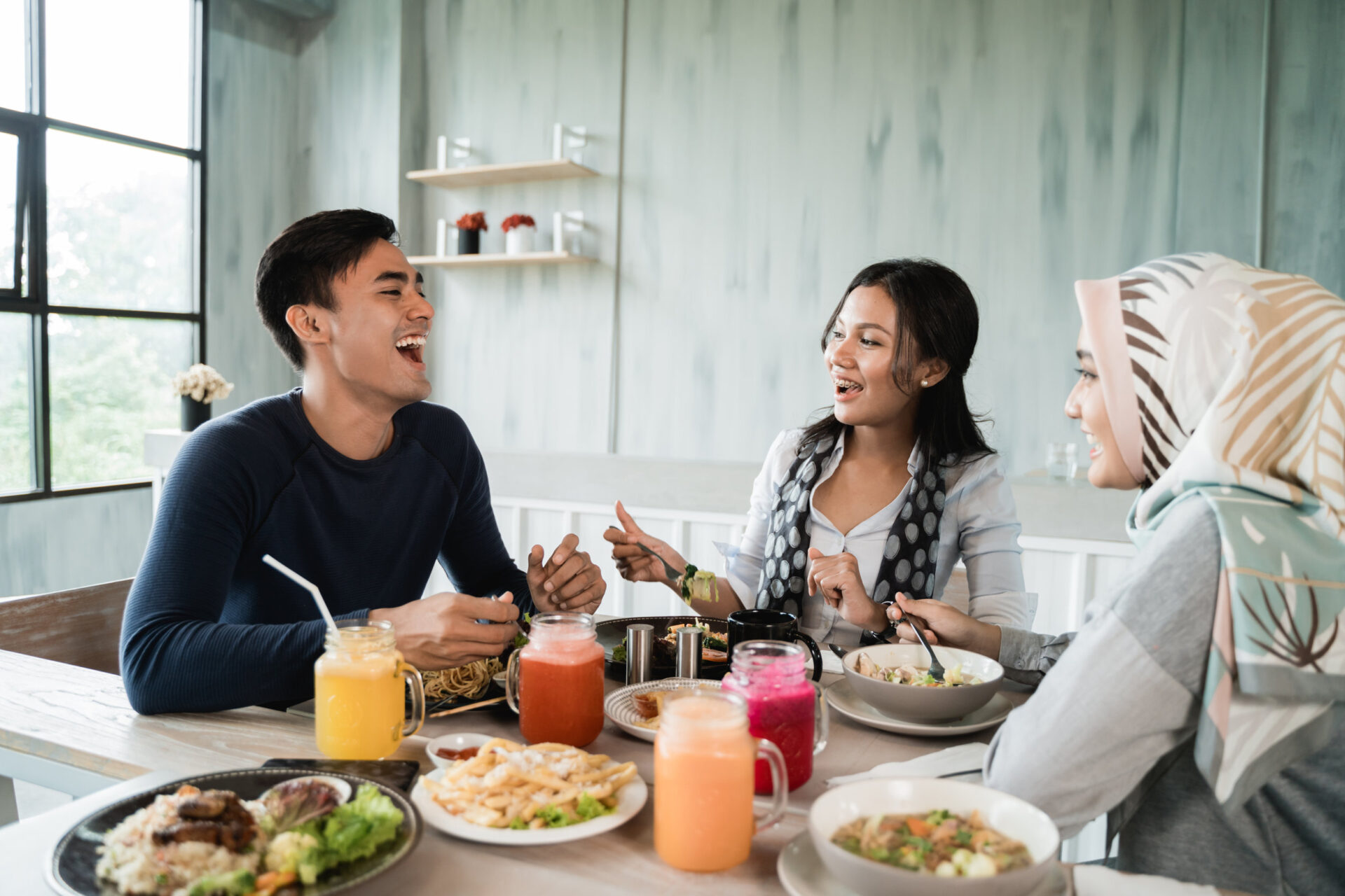 Meningkatkan Keberhasilan Bisnis Kuliner Melalui Sosmed Optimization dengan Bantuan Rajakomen.com