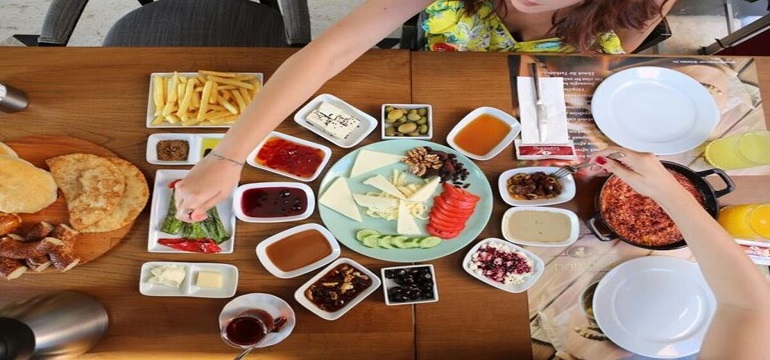 Tips Mencari Makanan Enak Saat Berwisata