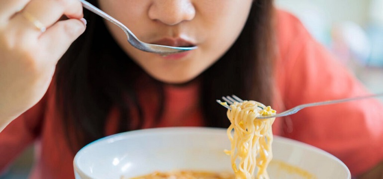 Dampak Sering Makan Mie Instan pada Kesehatan Wanita