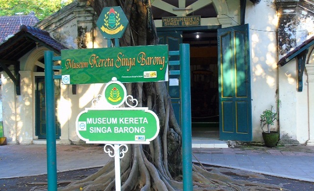 Keraton Kasepuhan dan Kereta Tercantik di Dunia