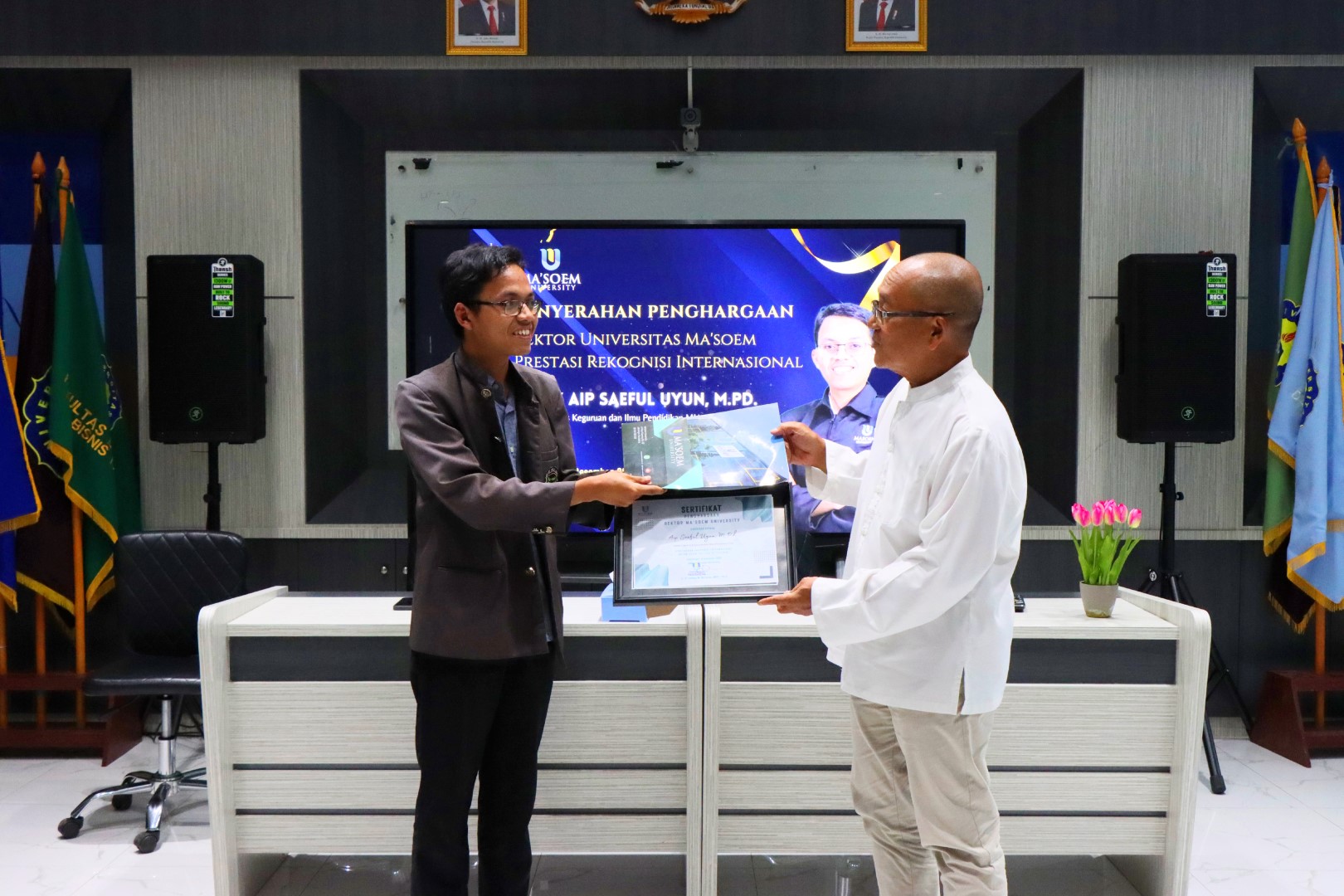 Berikut profil dosen berprestasi Al Ma'soem yang memiliki kompetensi akademik unggul dan pengalaman profesional luas