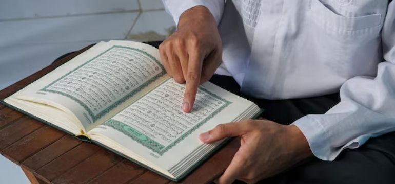 Al-Qur’an Online Ada di Genggaman Tapi Kenapa Kita Lebih Pilih Scroll Daripada Baca